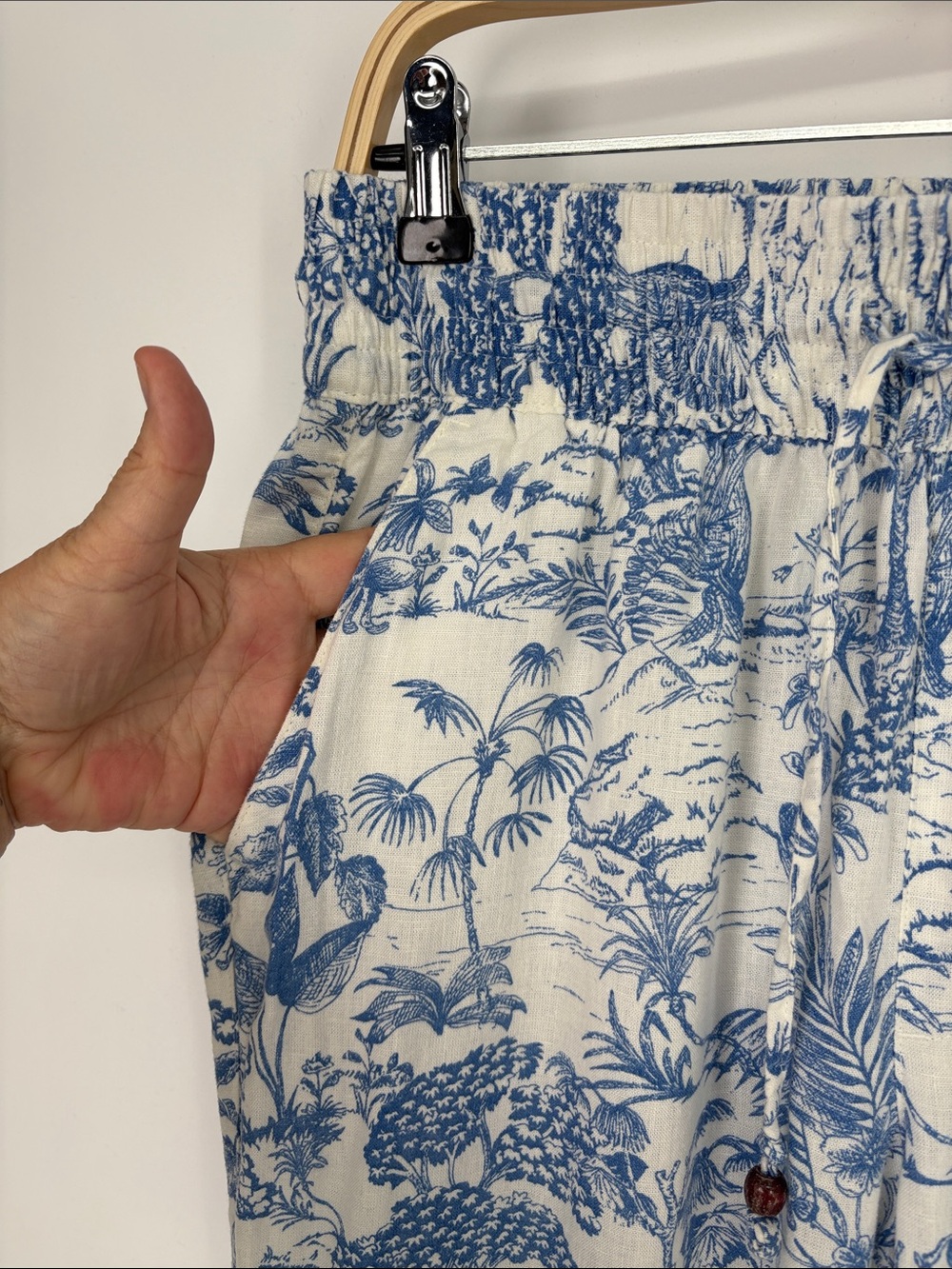 🪵 Nicole Miller linen rayon Blue and White Tropical Print Joggers - Picture 3 of 9